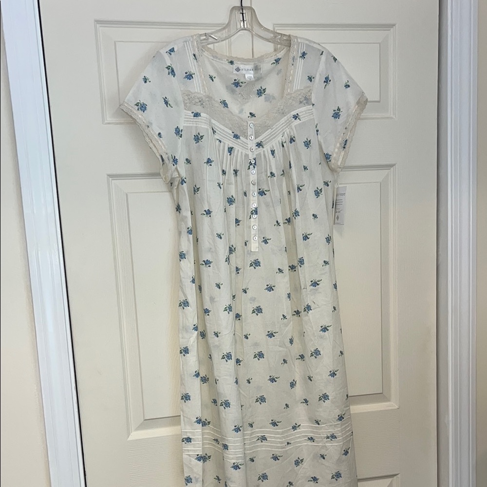 Eileen West small blue/white floral print nightgown